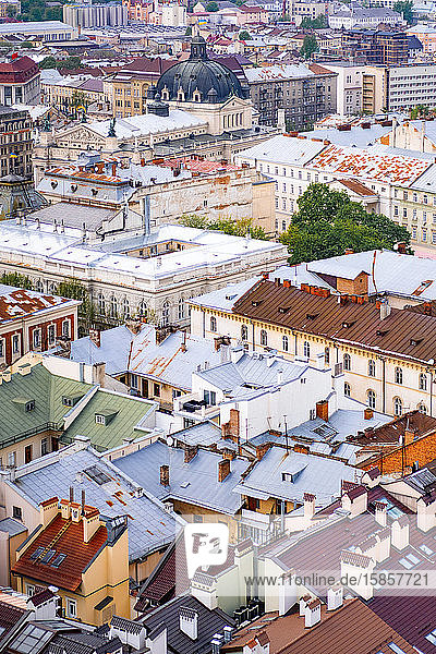 Altstadt aus der Vogelperspektive  Panorama der ukrainischen Skyline von Lviv