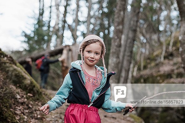 Porträt eines jungen Mädchens  das beim Wandern in Schweden einen Stock hält