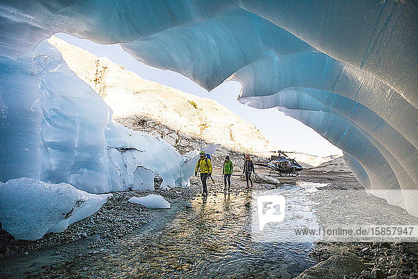 Drei Abenteurer betreten eine Gletscherhöhle.