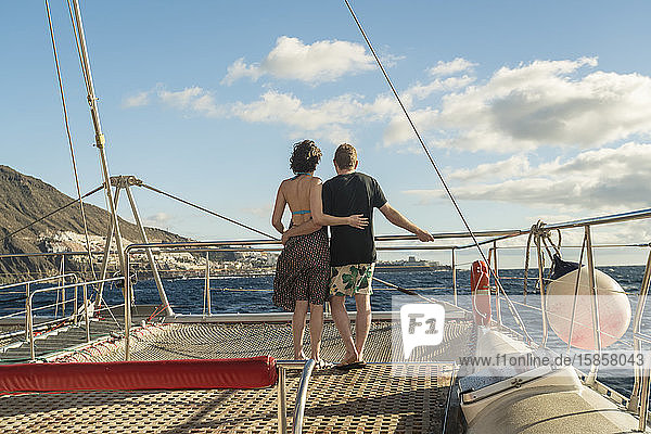 Umarmung eines Paares auf einem Boot im Atlantischen Ozean bei Teneriffa