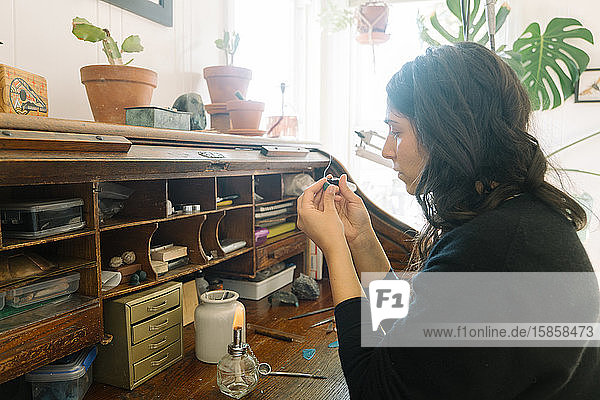 Juwelierin  die sich auf die Schaffung von kleinen Stücken im heimischen Atelierraum konzentriert