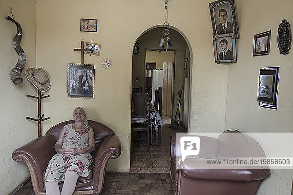 Ältere Frau schläft im Wohnzimmer eines typischen Landhauses