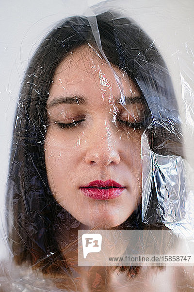 Bildnis einer attraktiven Frau mit Plastiktüte bedeckt