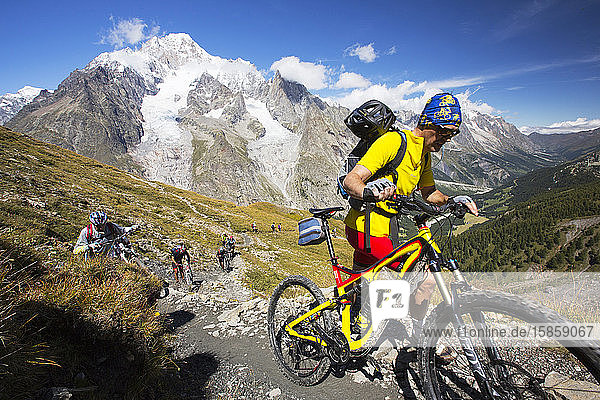 Mountainbiker beim Aufstieg aus dem Vallon de la Lex Blanche in Italien  unterhalb des Mont Blanc.