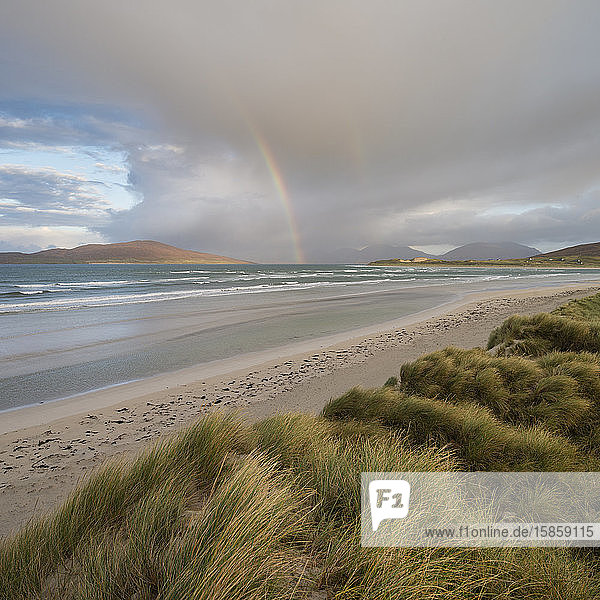 Regenbogen leuchtet über dem Meer und den Küstensanddünen am Strand von Seilebost  Isle of Harris  Schottland