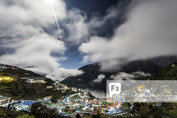 Namche Bazar in der Everest-Region von Nepal bei Nacht
