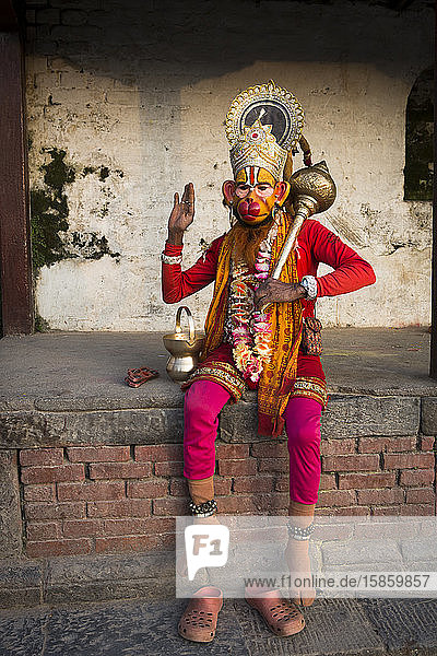 Ein als Hindu-Gott verkleideter Mann im Pashupatinath-Tempel  Kathmandu