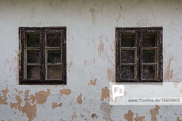 Fenster eines traditionellen Hauses im Dorf Spania Dolina.
