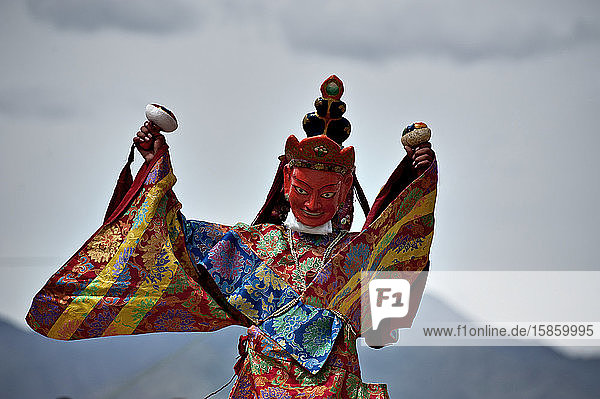 Mann mit traditionellen Kostümen und Maske feiert das Ladakh-Fest