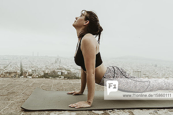 junge Frau  die Yoga praktiziert  Rückenstreckung. Barcelona