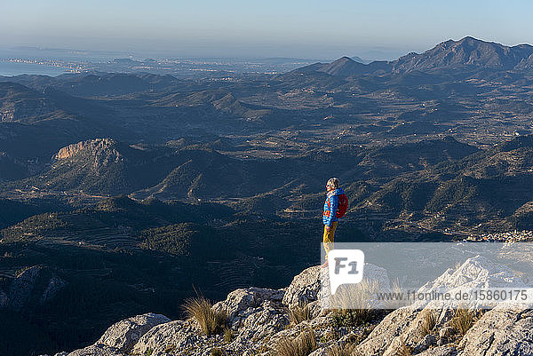 Eine Frau beim Wandern im Hochland  Costa Blanca  Berg El Divino.