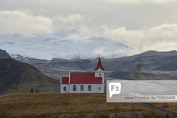 Kirchengebäude in der Nähe eines schneebedeckten Berges