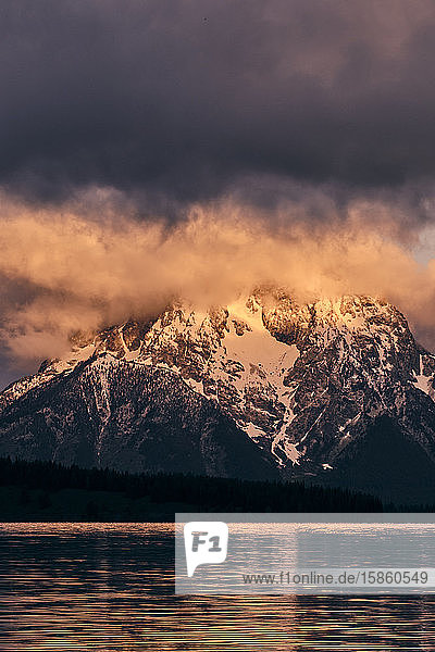 Sonnenaufgang mit Blick auf den Jackson Lake im Grand-Teton-Nationalpark.