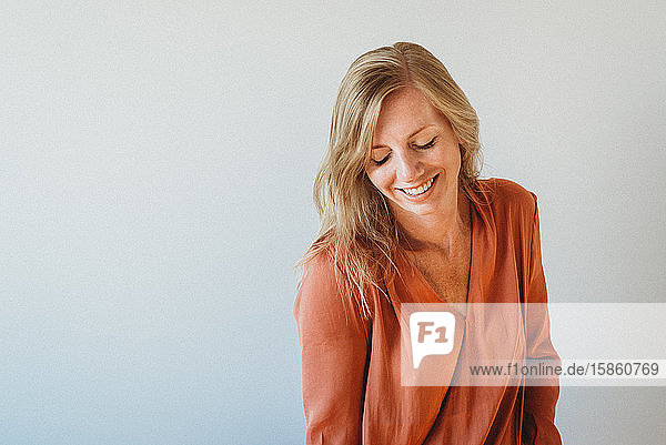 Porträt einer glücklichen Frau  die zu Hause lächelt