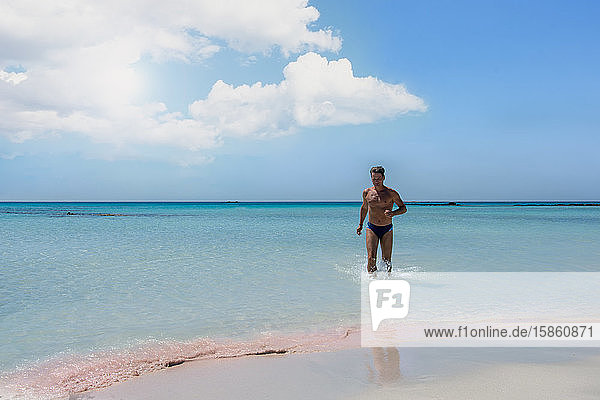 Landschaft mit Meer und Wasser genießendem Menschen am Strand von Elafonisi in