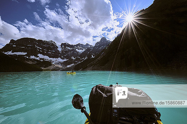 POV einer Abenteuer-Flossfahrt über den Cirque Lake in Banff  Kanada.