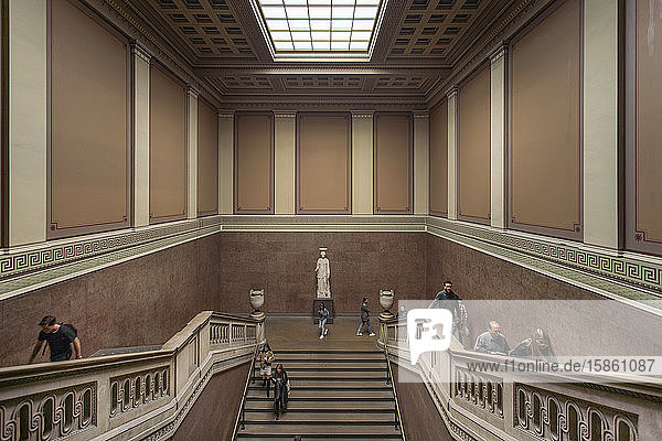 Das Innere des Britischen Museums mit Treppe und Menschen