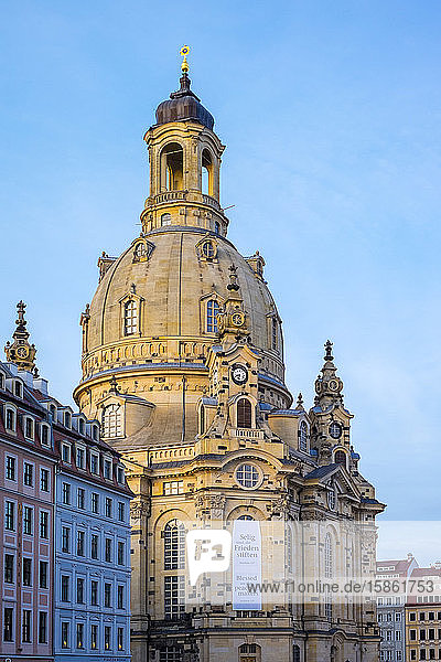 Dresdner Frauenkirche und Gebäude auf dem Neumarkt  Desden  Sachsen  Deutschland