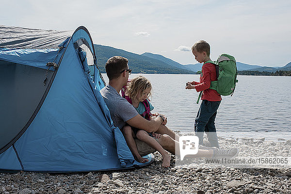 Familienumarmungen und Erkundungstouren beim Camping am Wasser in Norwegen