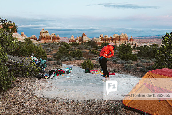 Camperin macht in der Wüste in der Abenddämmerung Backbend-Strecken