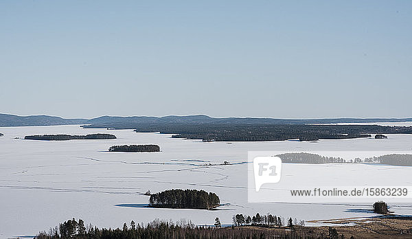 Blick über die Berge und die gefrorene Ostsee in Nordschweden