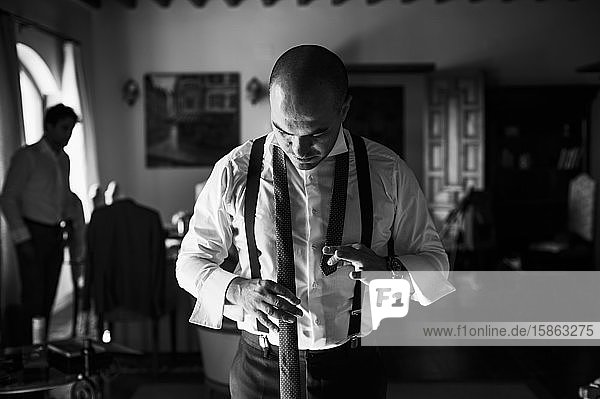Bräutigam passt seine Krawatte für die Hochzeit an