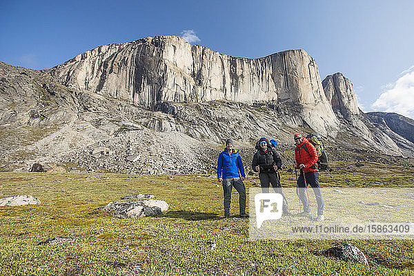 Drei Bergsteiger posieren für ein Foto  bevor sie eine mehrtägige Wanderung beginnen.
