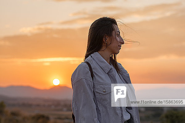 Junge Abenteurerin bei Sonnenuntergang auf einem Berg. Lebensstilkonzept  Porträt