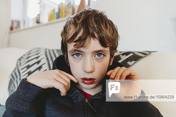 Porträt eines traurigen Jungen mit Erkältung oder Grippe
