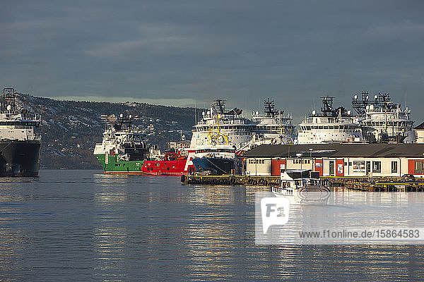 Schiffe im Dock  Bergen  Norwegen  Skandinavien  Europa