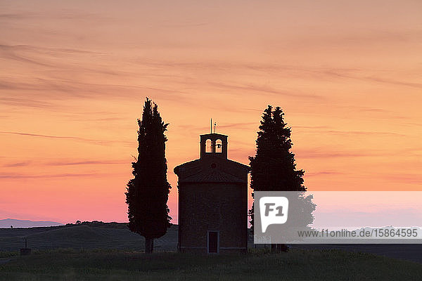 Capella di Vitaleta bei Sonnenuntergang  Val d'Orcia (Orcia-Tal)  UNESCO-Weltkulturerbe  Provinz Siena  Toskana  Italien  Europa