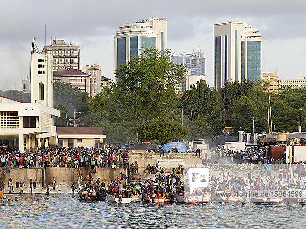 Fischmarkt mit moderner Stadt im Hintergrund  Dar es Salaam  Tansania  Ostafrika  Afrika