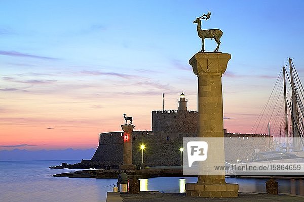 Bronzestatuen einer Hirschkuh und eines Hirsches am Eingang zum Hafen von Mandraki  Rhodos  Dodekanes  Griechische Inseln  Griechenland  Europa