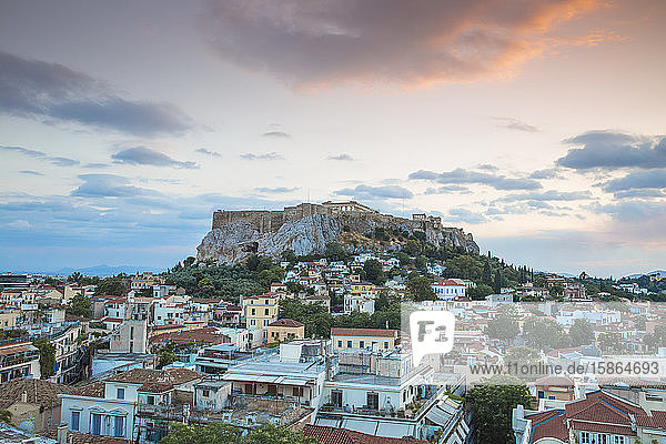 Blick auf Plaka und die Akropolis bei Sonnenuntergang  Athen  Griechenland  Europa