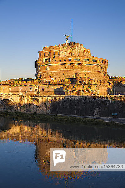 Blick auf die Brücke St. Angelo über den Tiber und die Engelsburg (Hadrians Mausoleum)  Rom  Latium  Italien  Europa