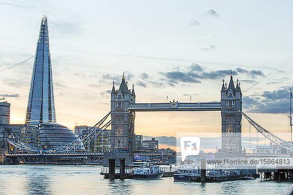 Tower Bridge über die Themse und The Shard  London  England  Vereinigtes Königreich  Europa
