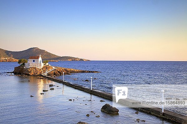 Weiße Kapelle in Agios Isidoros  Leros  Dodekanes  Griechische Inseln  Griechenland  Europa