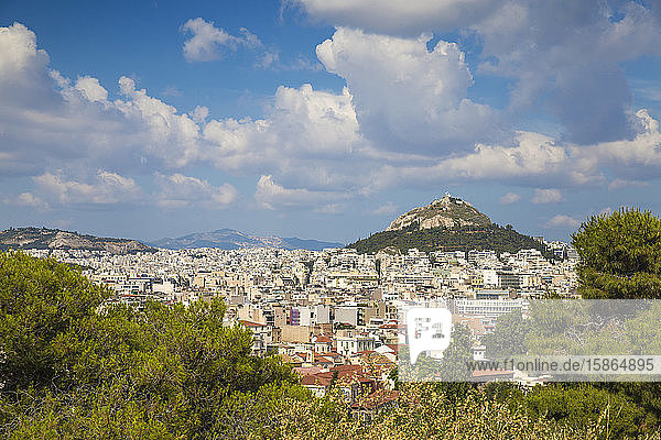 Blick auf das Zentrum von Athen mit Blick auf den Lykavittos-Hügel  Athen  Griechenland  Europa