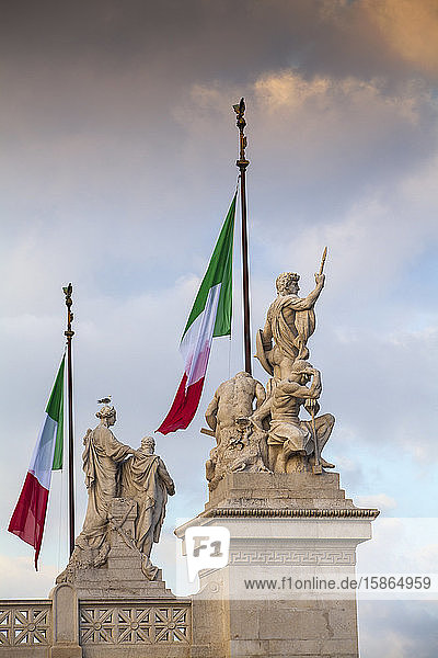 Statuen am Denkmal von Vittorio Emanuele II  Rom  Latium  Italien  Europa