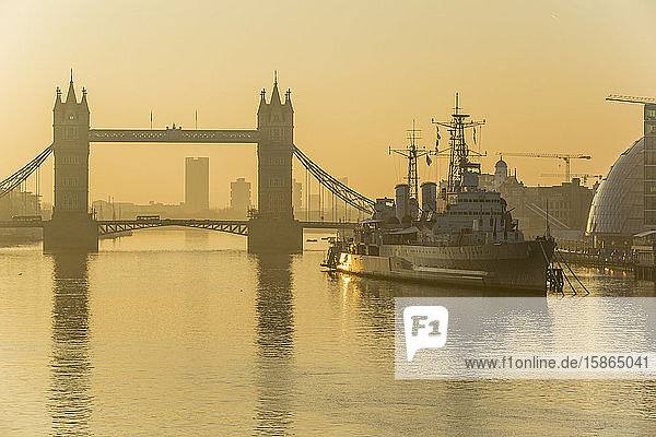 Tower Bridge an der Themse  London  England  Vereinigtes Königreich  Europa