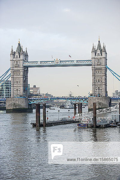 Tower Bridge und die Themse  London  England  Vereinigtes Königreich  Europa