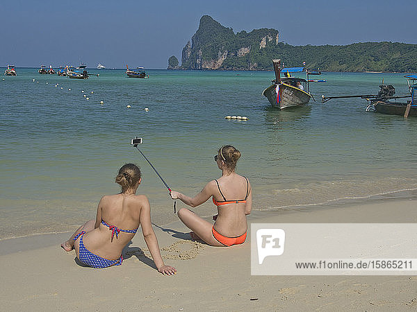 Westliche Touristinnen machen ein Selfie-Foto am Strand der Phi Phi Inseln  Andamanisches Meer  Thailand  Südostasien  Asien