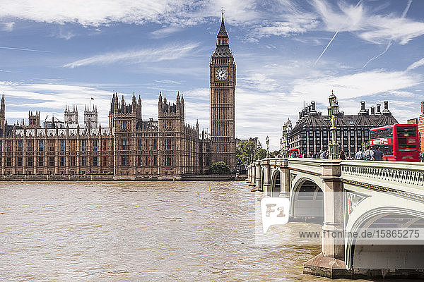 Die Houses of Parliament und die Westminster Bridge  UNESCO-Weltkulturerbe  London  England  Vereinigtes Königreich  Europa