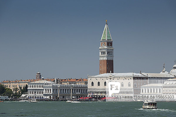 Campanile und Dogenpalast vom Wasser aus  Venedig  UNESCO-Weltkulturerbe  Venetien  Italien  Europa