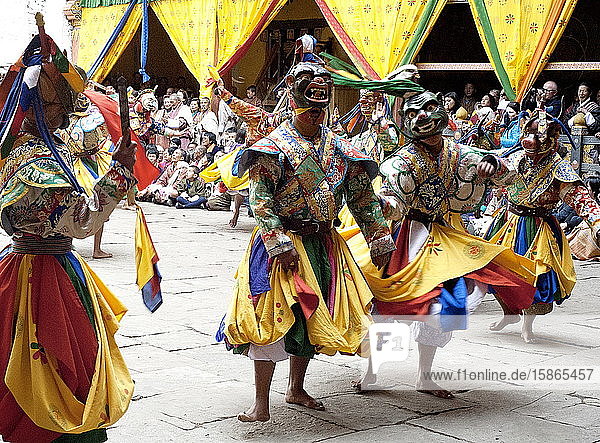 Mönche in Kostümen und Tiermasken bei der Aufführung eines zeremoniellen Tanzes beim Paro Tsechu (jährliches Fest)  Paro Dzong (Kloster)  Paro  Bhutan  Asien
