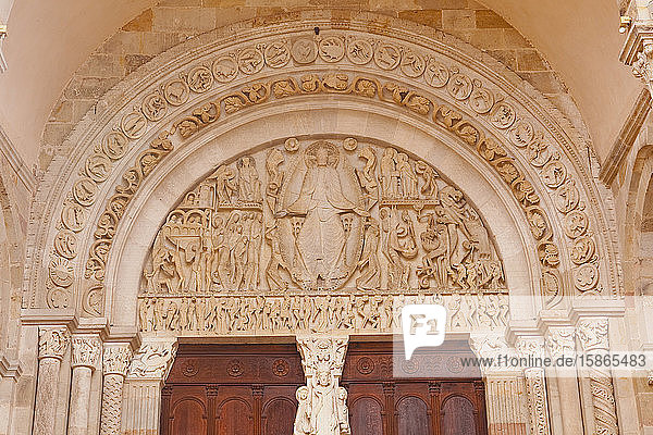 Das Tympanon an der Fassade der Kathedrale von Autun in Burgund  Frankreich  Europa