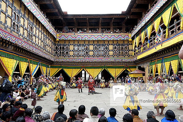Mönche bei der Aufführung religiöser zeremonieller Tänze im Innenhof des Klosters während des Paro Tsechu (jährliches Klosterfest)  Paro  Bhutan  Asien