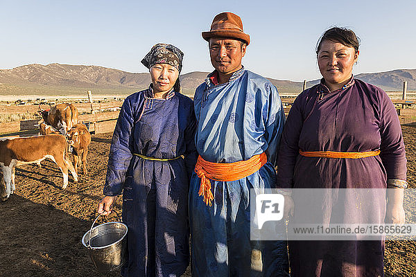 Lächelnde Nomaden in traditioneller Kleidung (Deels) im Melkstall bei Daw im Sommer  Nomadenlager  Gurvanbulag  Bulgan  Mongolei  Zentralasien  Asien
