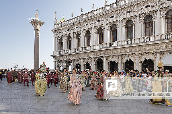 Mittelalterlicher Festzug auf dem kleinen Markusplatz  Venedig  UNESCO-Weltkulturerbe  Venetien  Italien  Europa