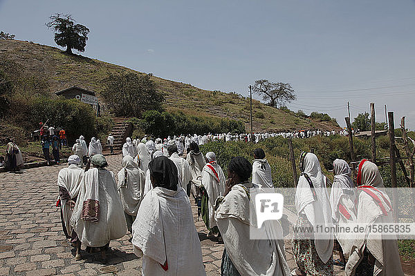 Pilger während der christlich-orthodoxen Osterfeierlichkeiten in den alten  in Fels gehauenen Kirchen von Lalibela  Äthiopien  Afrika